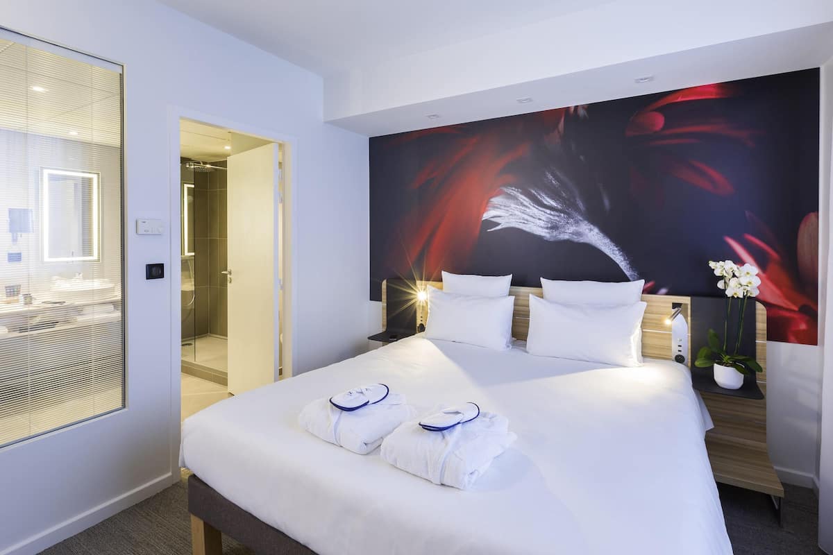 Suite, 1 King Bed | Premium bedding, minibar, in-room safe, desk