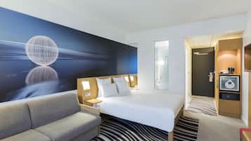 Seprai premium, minibar, brankas, dan meja kerja