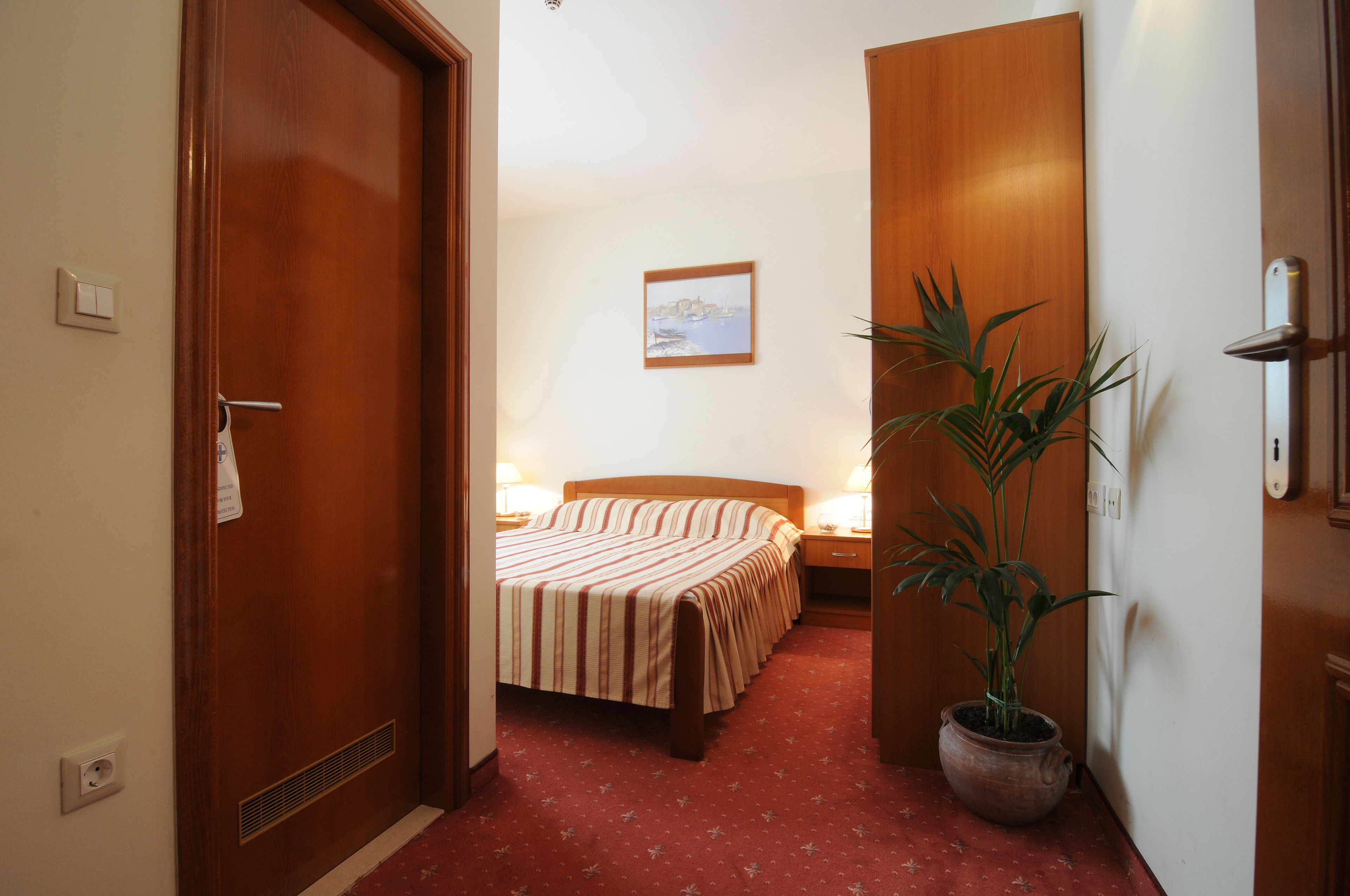 business suite, park view | minibar, in-room safe, desk, blackout curtains