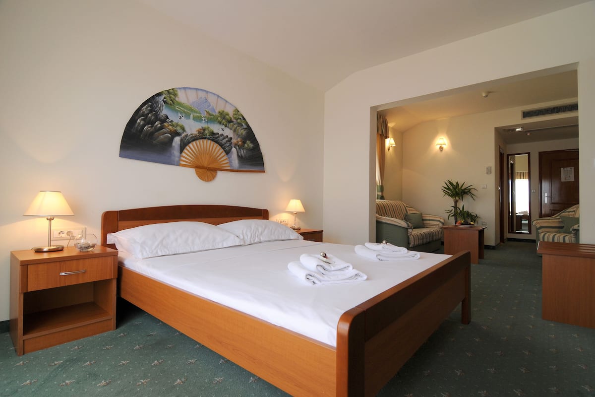 junior suite, balcony, sea view | minibar, in-room safe, desk, blackout curtains