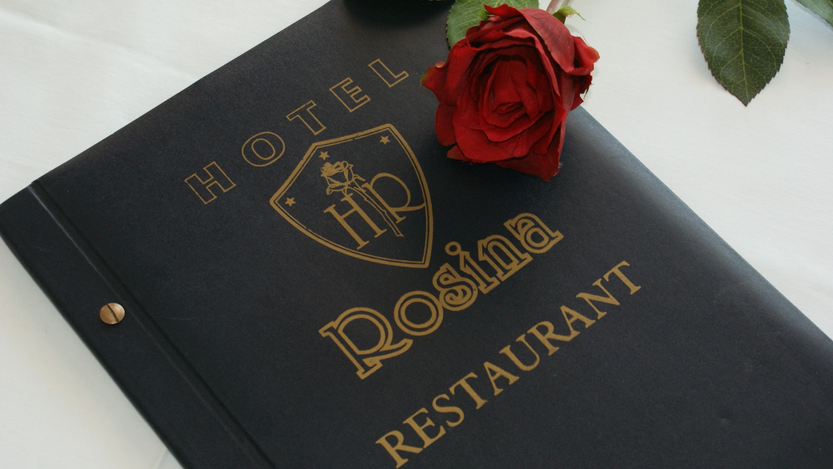 breakfast, dinner served; international cuisine, al fresco dining