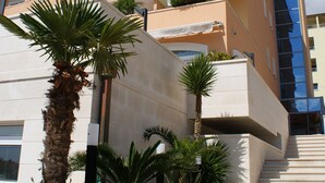 Un hotel de varios pisos con un llamativo letrero que dice "HOTEL" en la parte superior.