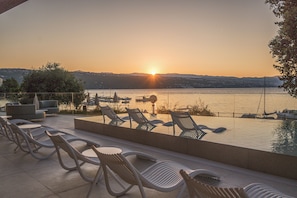 Piscine couverte, piscine extérieure, chaises longues