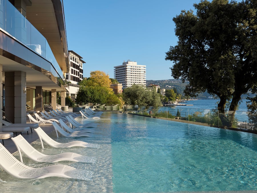 Piscina interna, piscina externa, funciona das 8h às 21h30, guarda-sóis