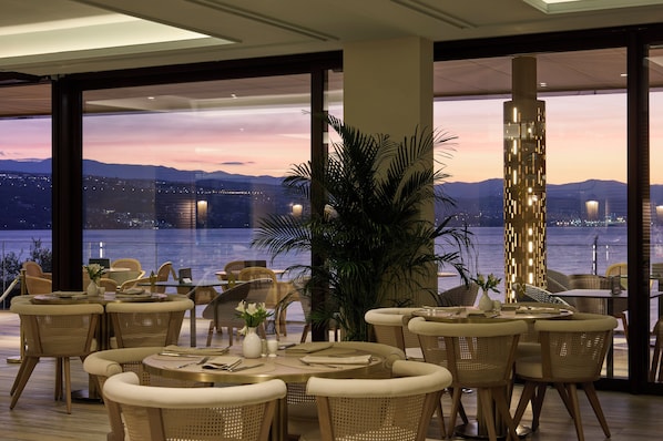 Se sirven desayunos y almuerzos; cocina regional; con vista a la piscina