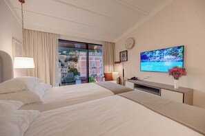 Superior Double/Twin Room Opatija View | Edredón, minibar, caja de seguridad en la habitación y escritorio 