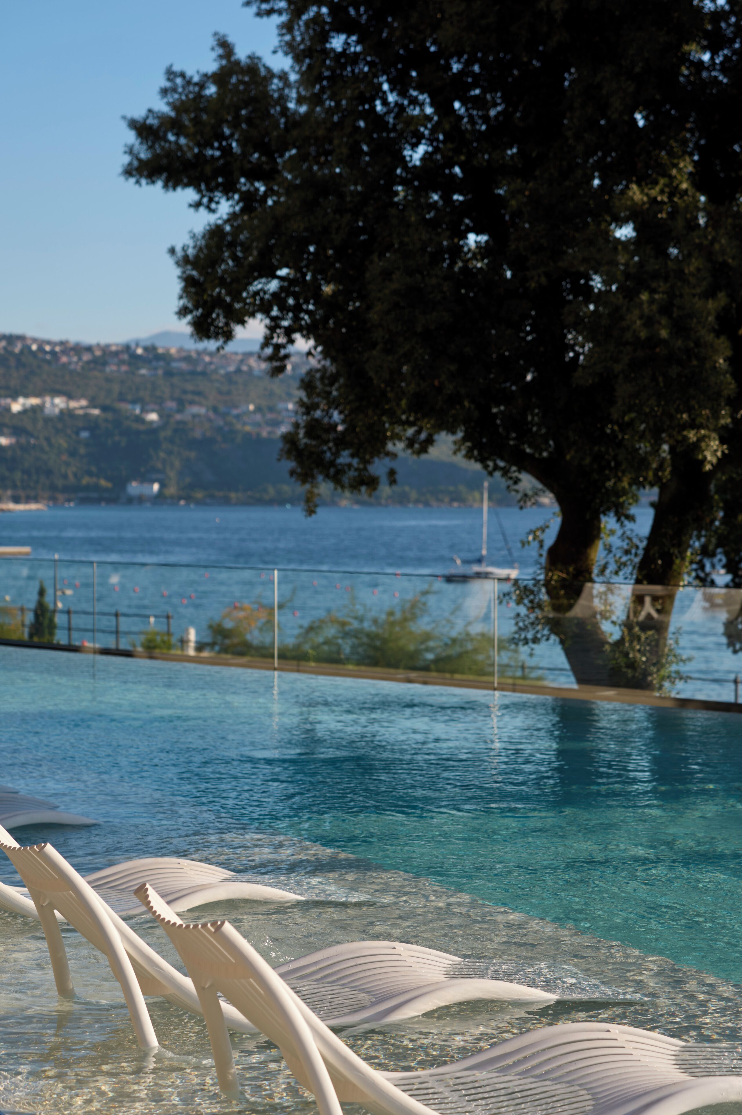 Piscine couverte, piscine extérieure, parasols de plage, chaises longues