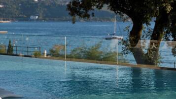Piscine couverte, piscine extérieure, parasols de plage, chaises longues
