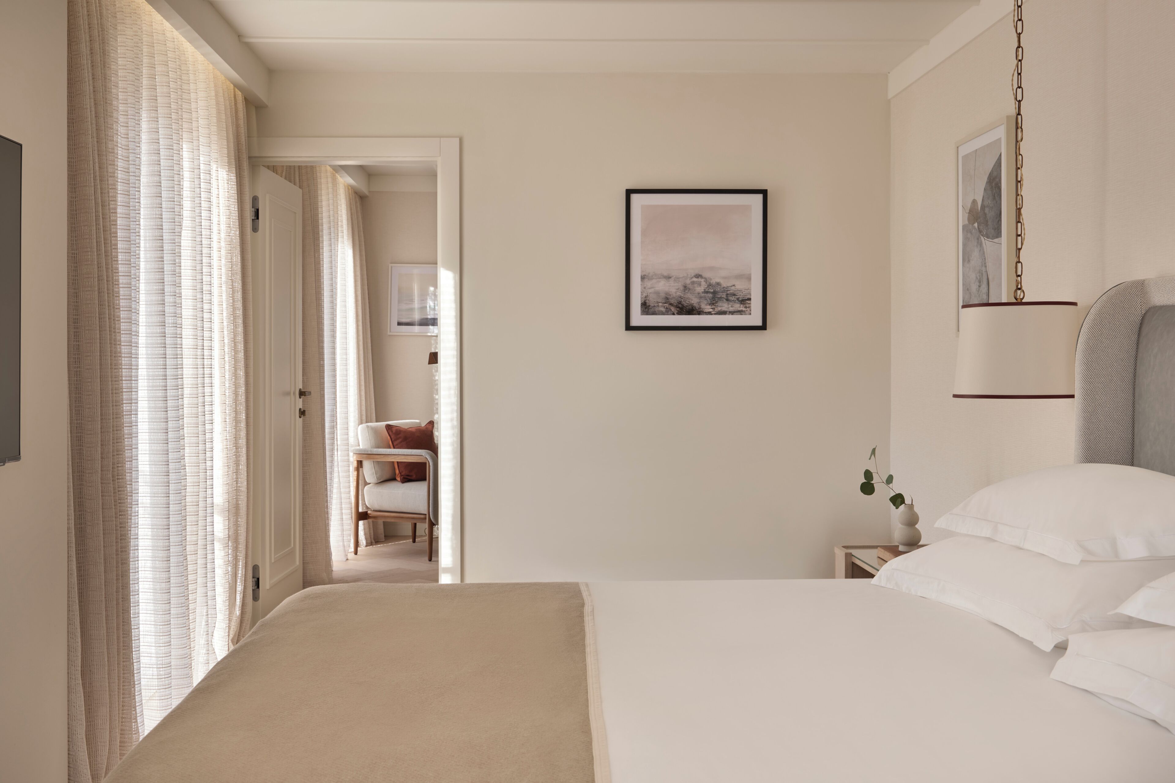 Standard Suite | Minibar, in-room safe, desk, blackout drapes