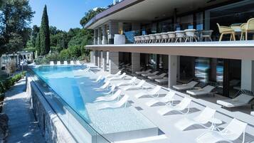 Piscine couverte, piscine extérieure, chaises longues
