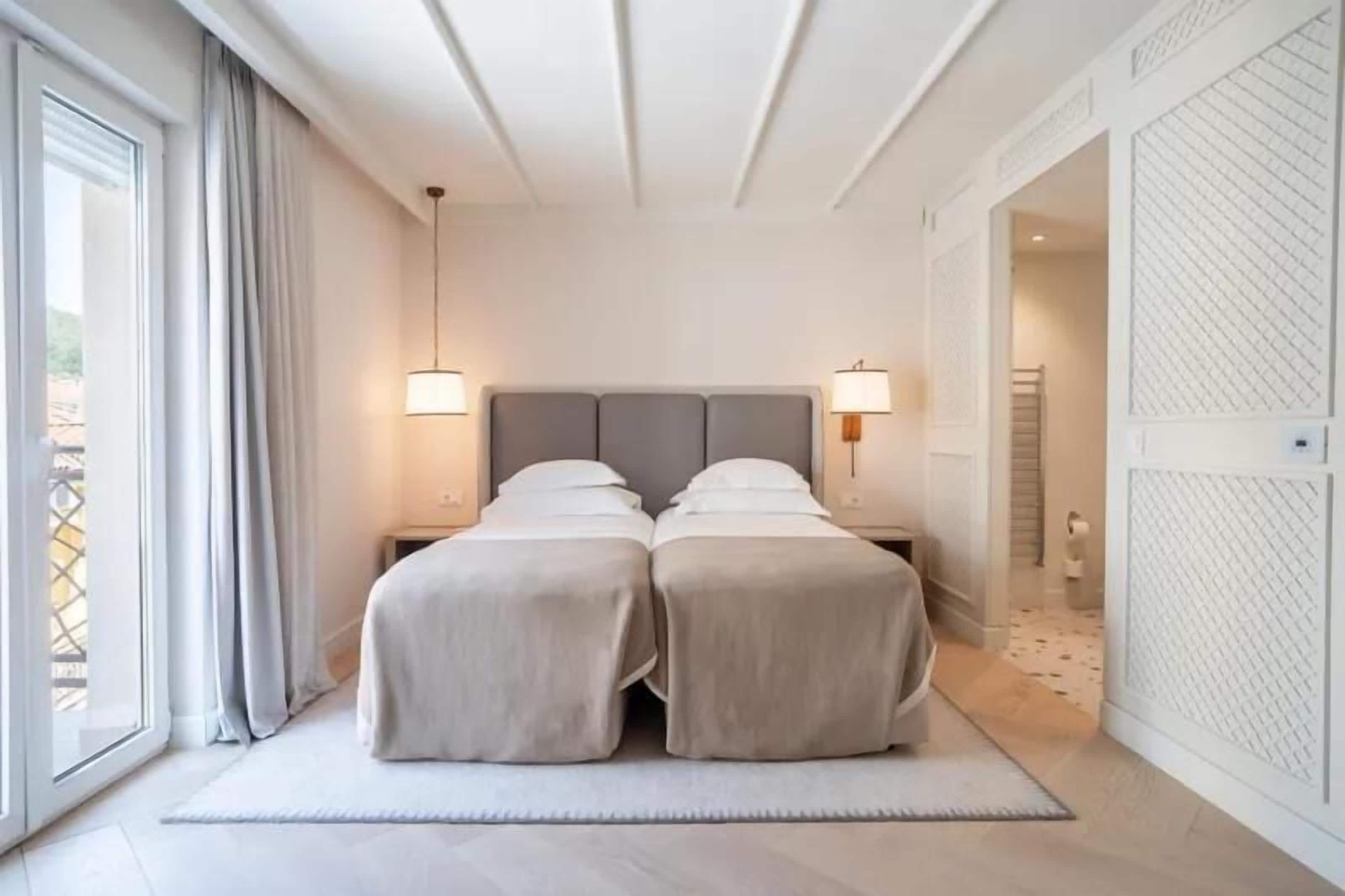 Superior Double/Twin Room Villa Camellia Opatija View | 迷你吧、客房内保险箱、办公桌、遮光窗帘