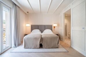 Superior kamer, 1 twee- of 2 eenpersoonsbedden | Een minibar, een kluis op de kamer, een bureau, verduisterende gordijnen