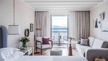 Superior Family Room Sea View with Balcony | Edredones de plumas, minibar, caja fuerte y escritorio