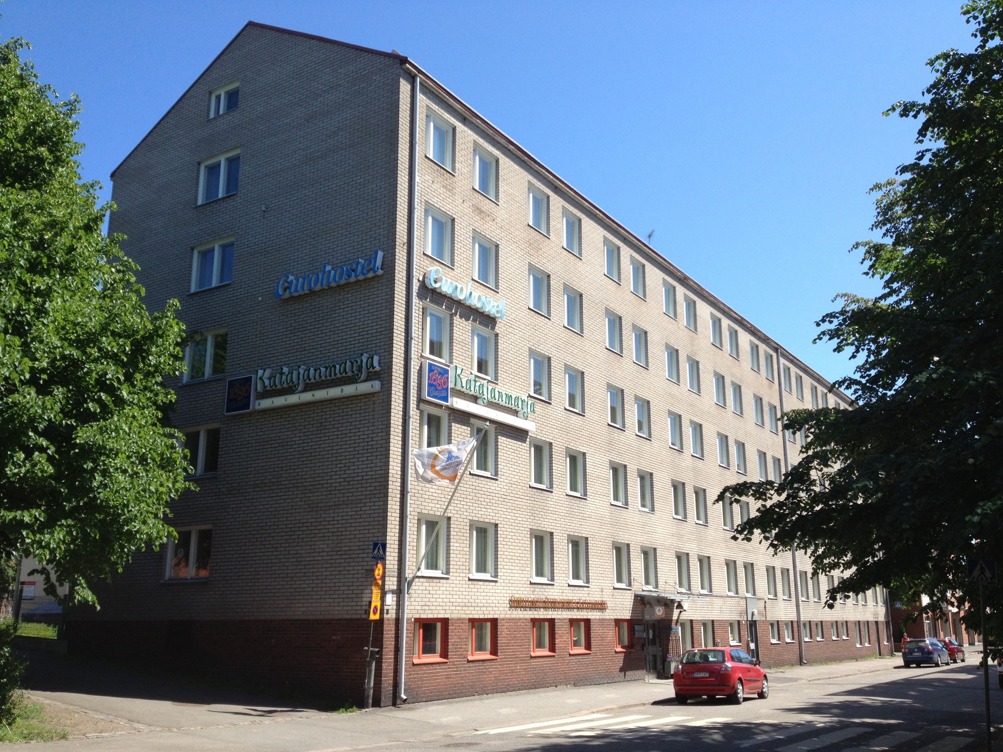 A multi-story building with signs for 'Gurohostel' and 'Katjanmarja'.