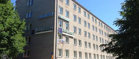 A multi-story building with signs for 'Gurohostel' and 'Katjanmarja'.