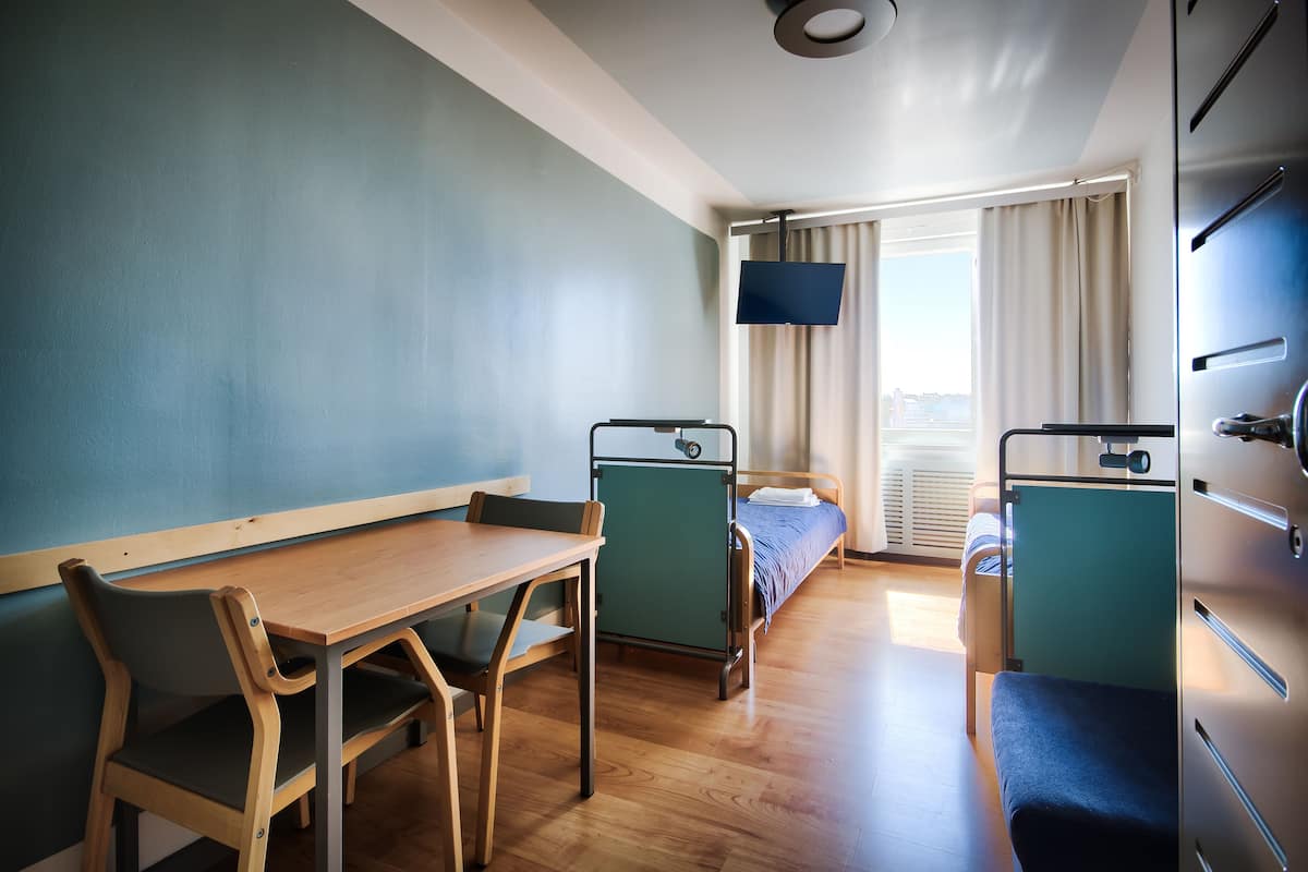 WiFi (free), bed sheets