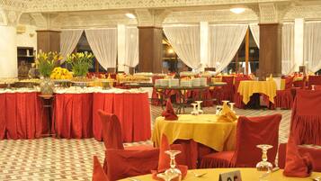 3 restaurants, international cuisine