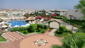 A resort with a swimming pool, a central garden with a geometric design, and a view of the surrounding buildings. - Sharm Holiday Resort (Sharm El Sheikh)