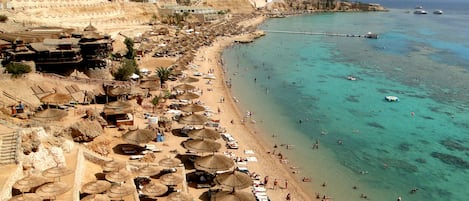 Plage privée, navette gratuite vers la plage, chaises longues, parasols