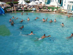 2 Außenpools, geöffnet von 08:00 Uhr bis 17:30 Uhr, Sonnenschirme