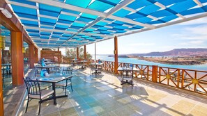 3 restaurants, spécialités Cuisine internationale