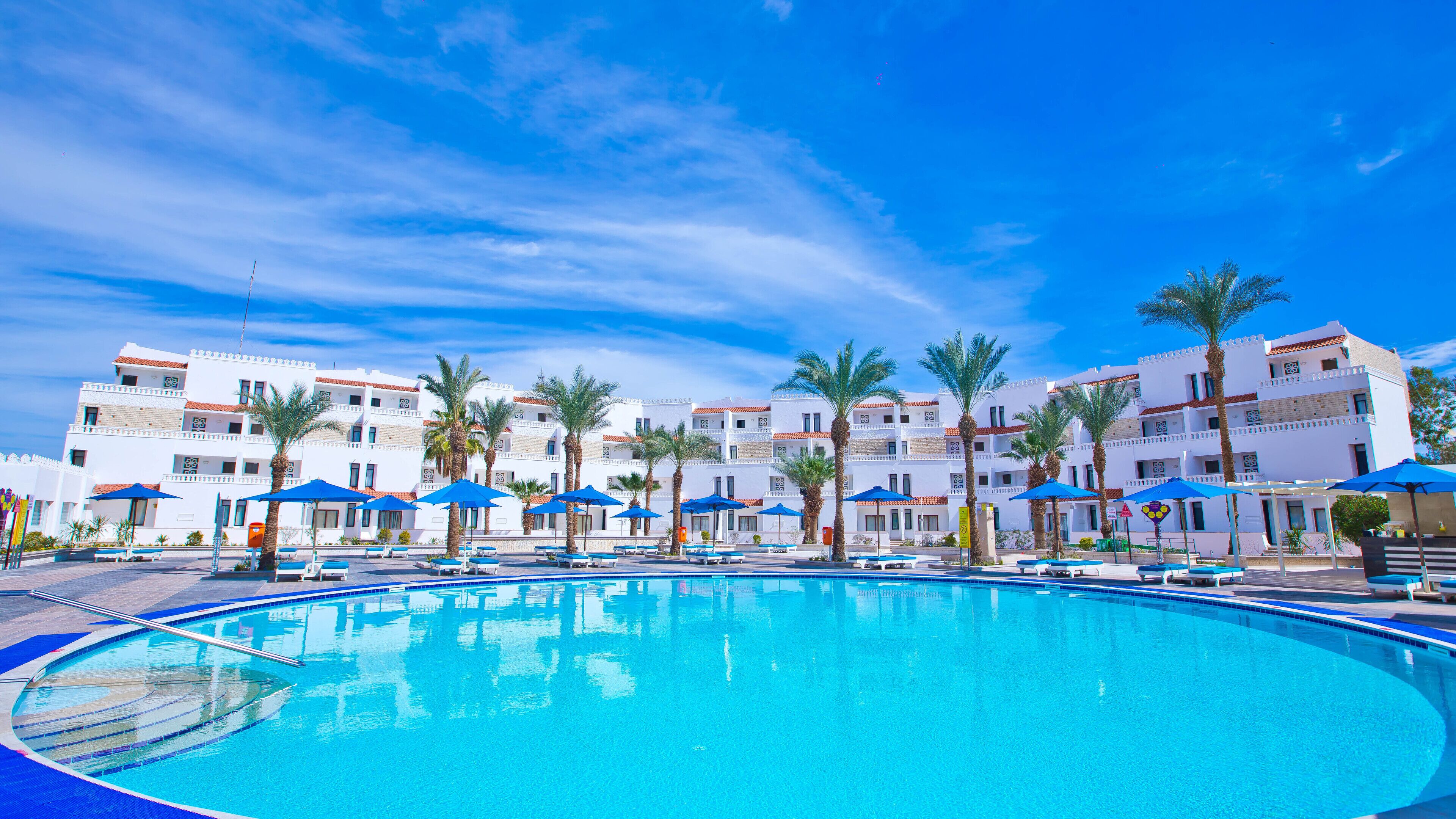2 piscinas externas, guarda-sóis, espreguiçadeiras