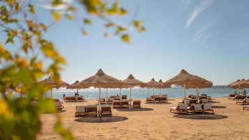 Na praia, bar na praia, prática de vela, passeios de lancha