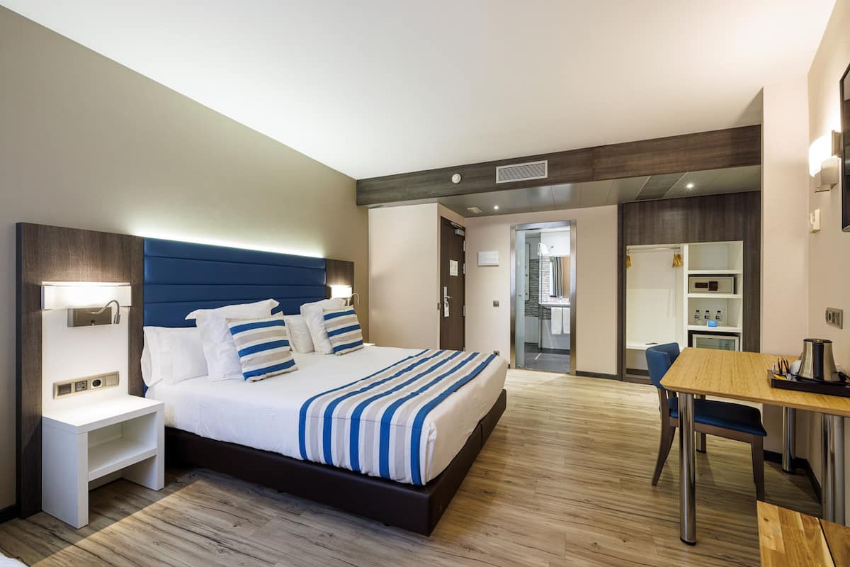 Habitación triple planta baja | Két bảo mật tại phòng, bàn, màn/rèm cản sáng, bàn ủi/dụng cụ ủi quần áo
