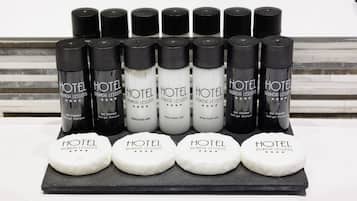 Presentación de productos del hotel RONDA LESSEPS, incluyendo geles de ducha, leche corporal y champús en gel.