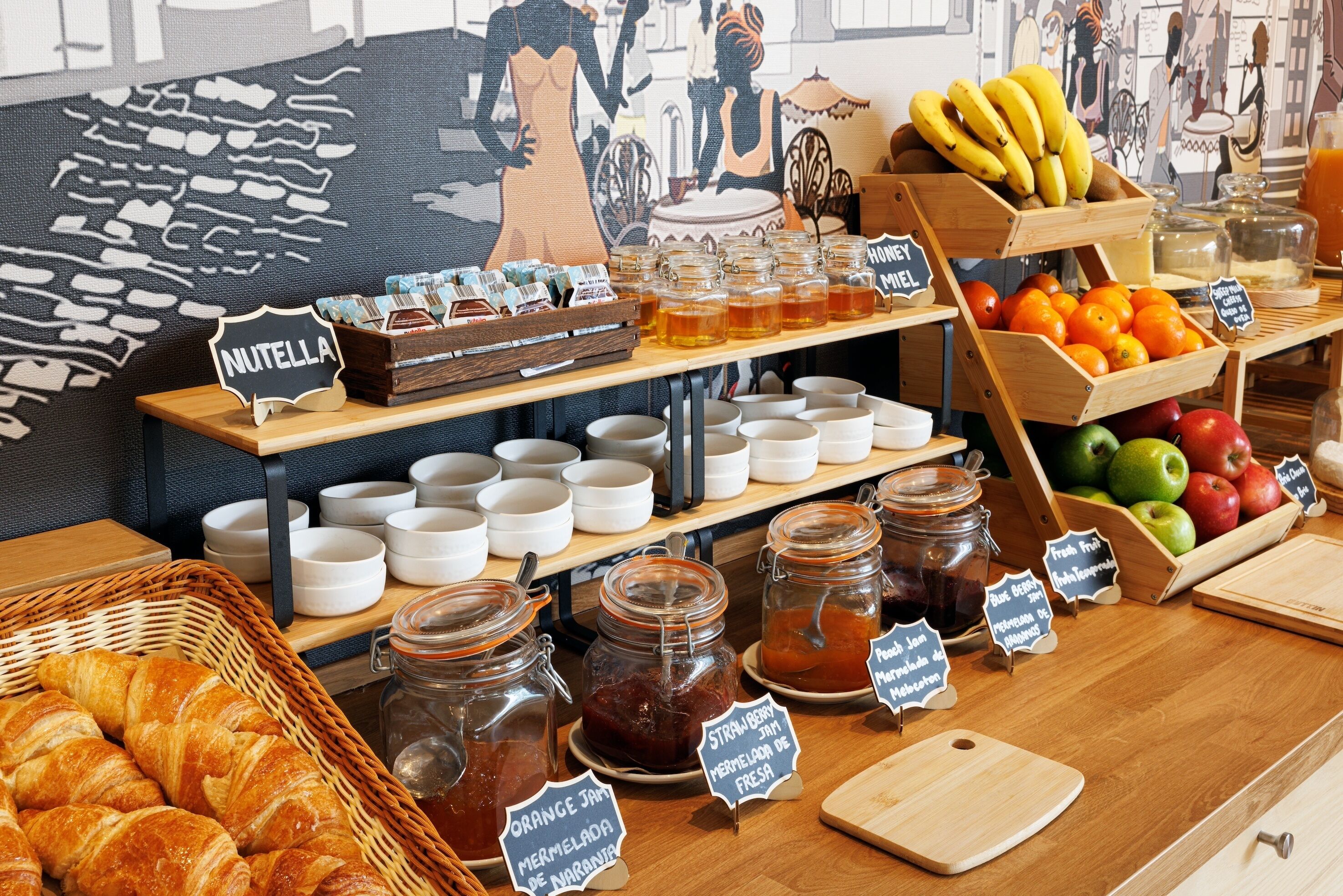 Ein reichhaltiges Frühstücksbuffet mit verschiedenen Speisen und Beilagen.