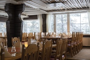 Petit déjeuner et dîner servis sur place