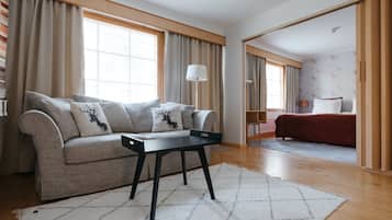 Skrivebord for bærbar PC, blendingsgardiner og barnesenger (inkludert)