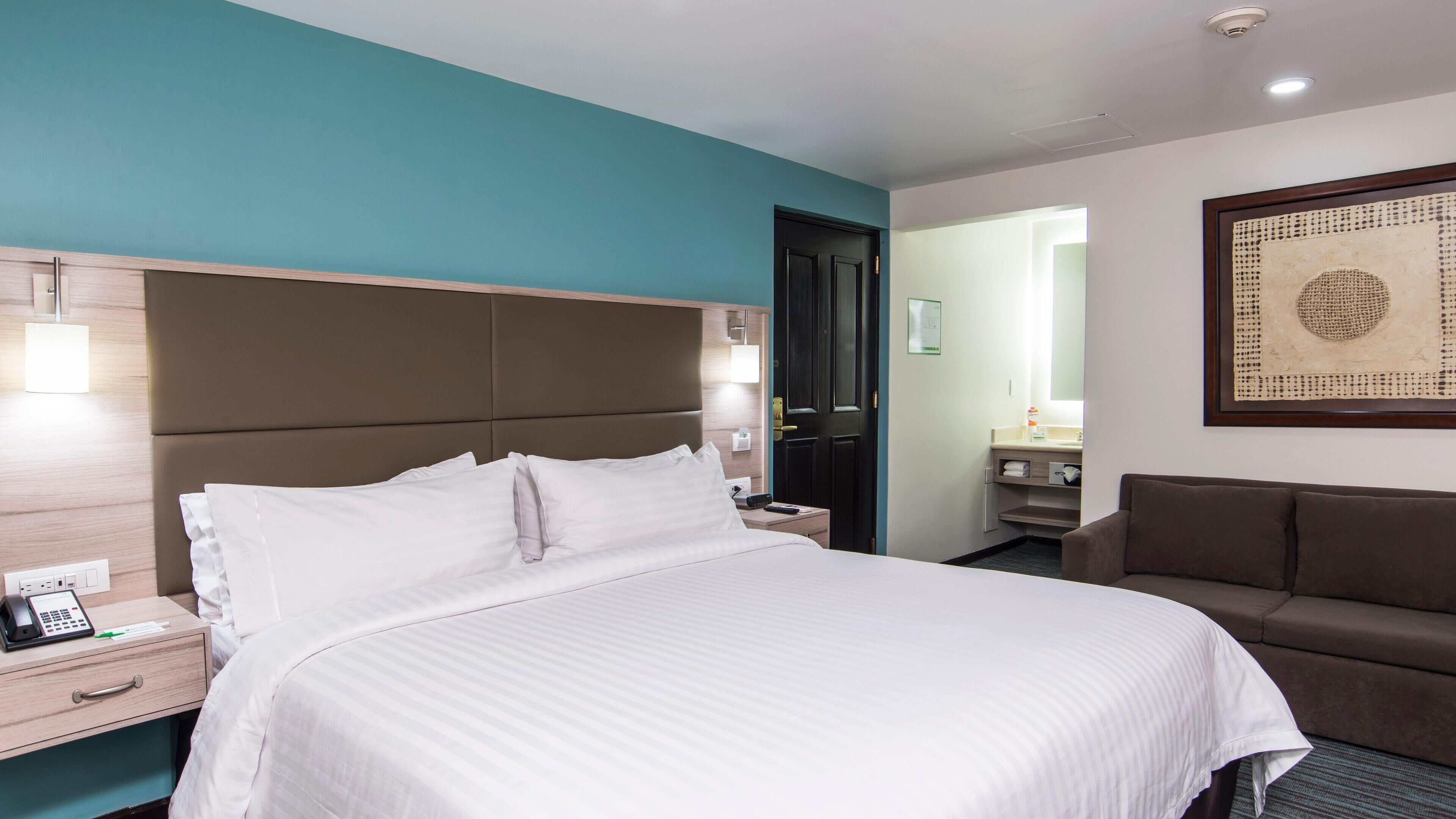 Luxe beddengoed, een kluis op de kamer, een bureau