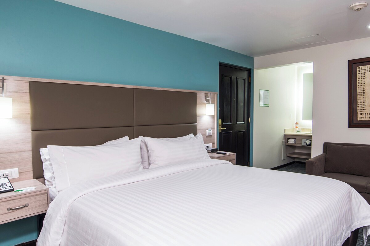 Premium bedding, in-room safe, desk, blackout curtains