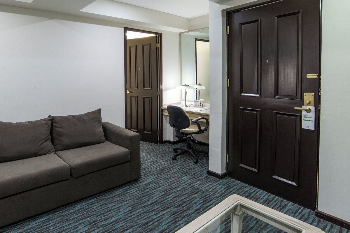 Premium bedding, in-room safe, desk, blackout curtains