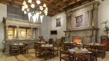 Daily buffet breakfast (MXN 270 per person)