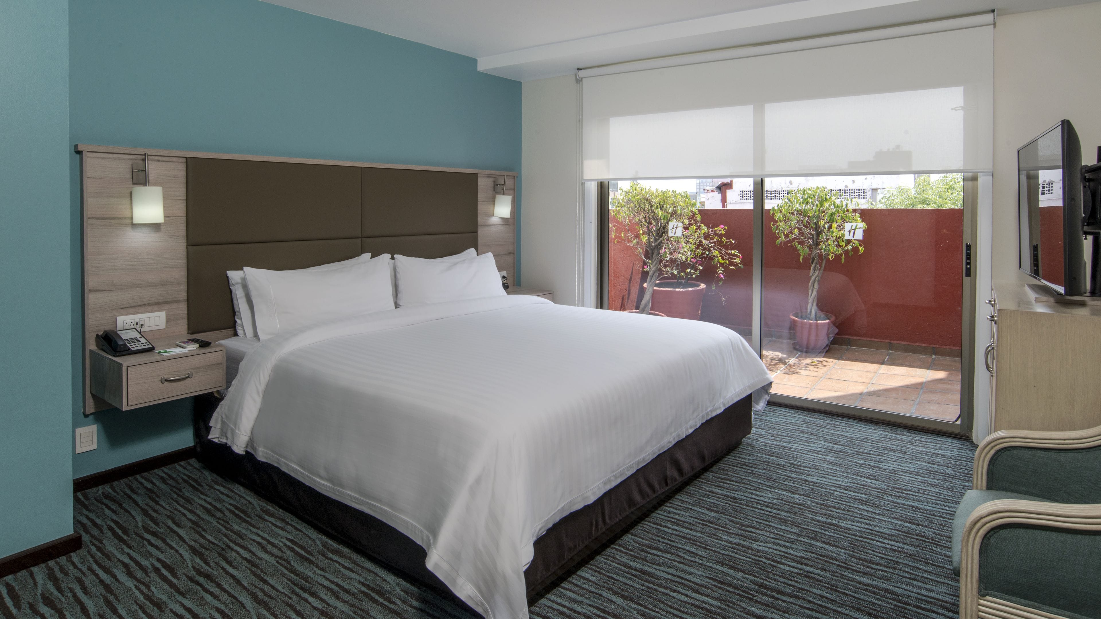 高級寝具、セーフティボックス (室内)、デスク、遮光カーテン