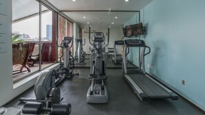 A gym with cardio machines, a treadmill, and a mirrored wall. - Holiday Inn & Suites Mexico Zona Reforma by IHG (Mexico City)