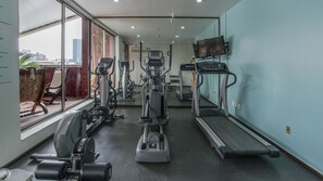 A gym with cardio machines, a treadmill, and a mirrored wall. - Holiday Inn & Suites Mexico Zona Reforma by IHG (Mexico City)