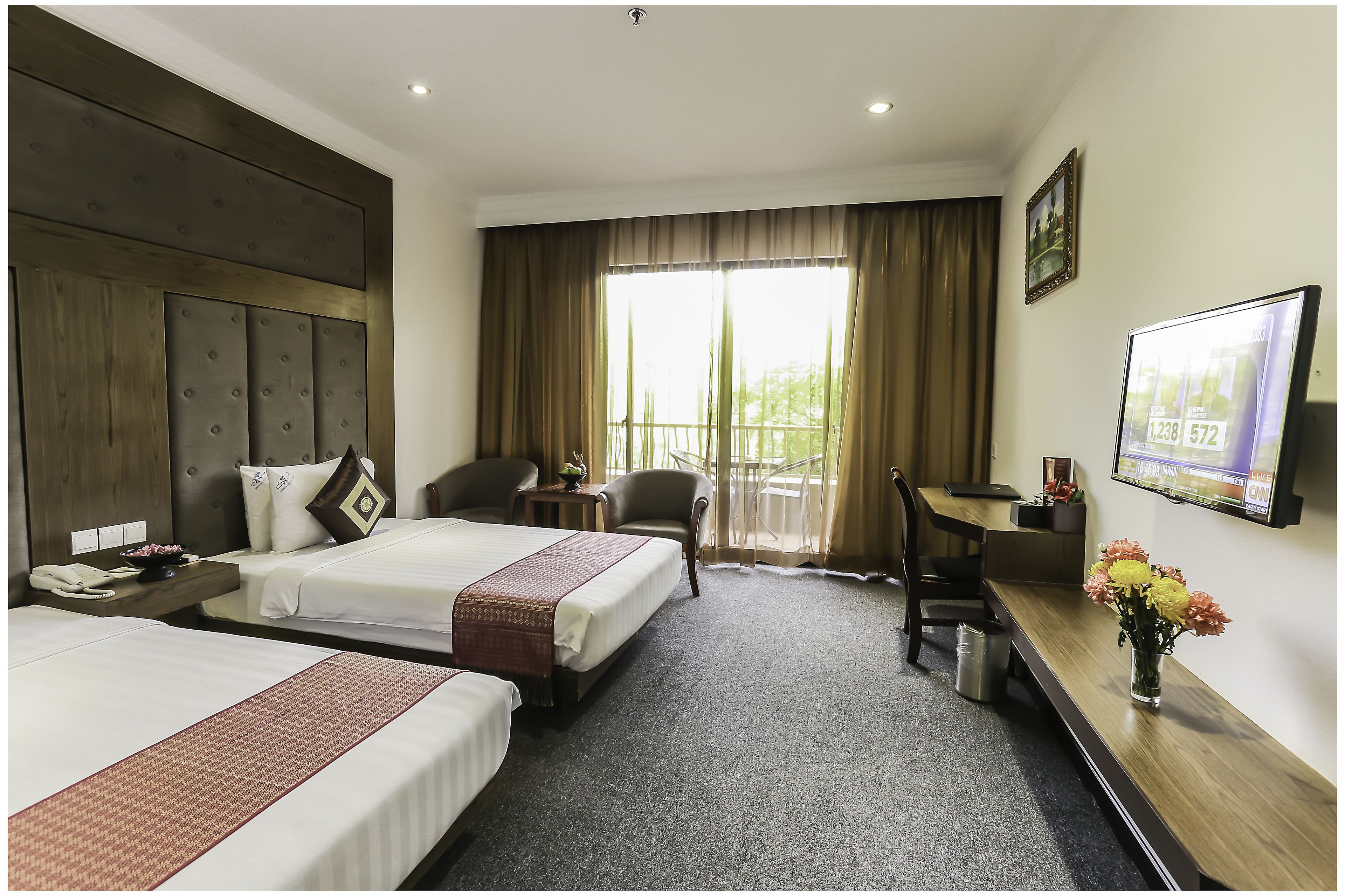 deluxe twin room | minibar, in-room safe, desk, soundproofing