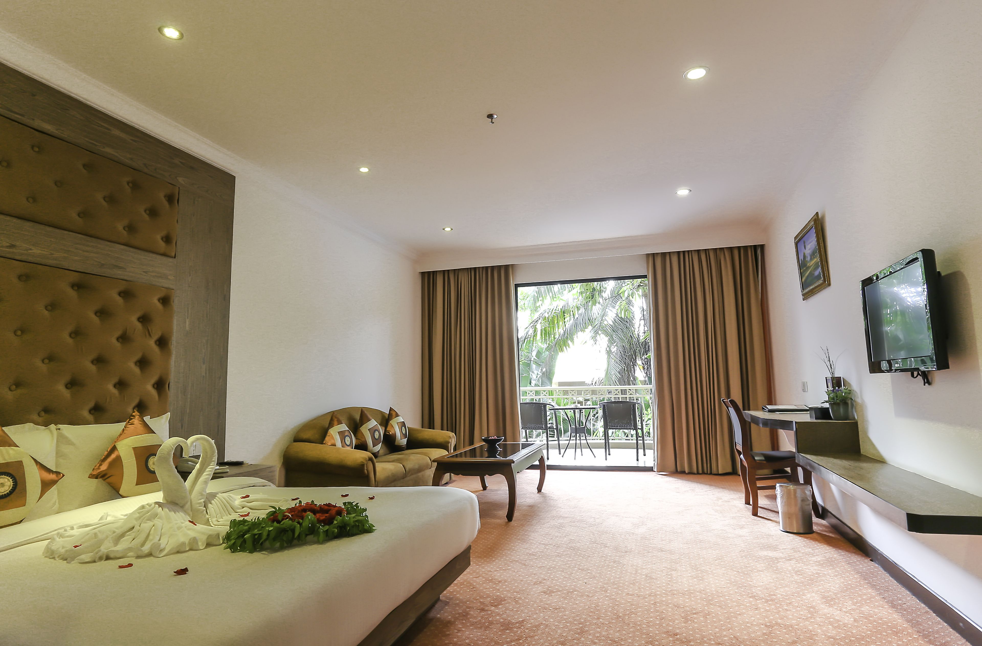 deluxe double room | minibar, in-room safe, desk, soundproofing