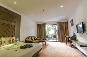 Deluxe Double Room | Bar mini, peti besi dalam bilik, meja, kalis bunyi 