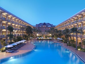 Outdoor pool - Angkor Howard Hotel (Siem Reap)