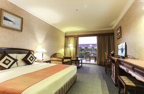 Bar mini, peti besi dalam bilik, meja, kalis bunyi 