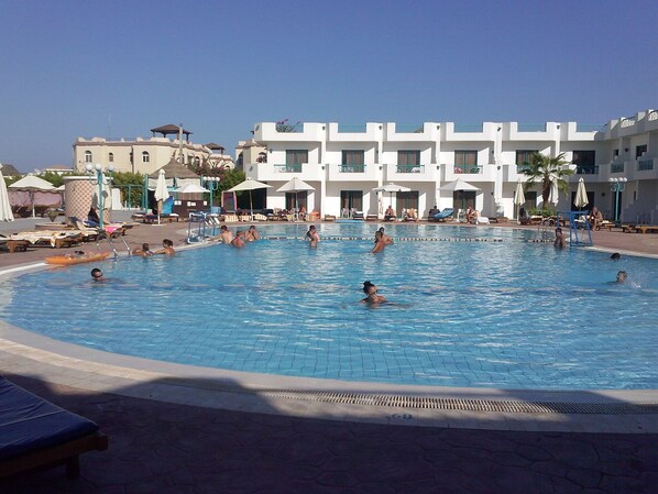 2 outdoor pools, pool umbrellas, sun loungers - Sharm Cliff Resort (Sharm El Sheikh)