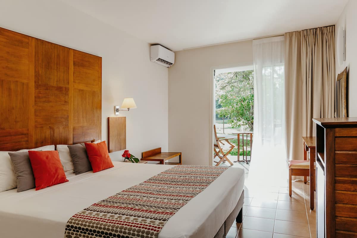 Habitación estándar, 1 cama de matrimonio grande | Minibar, caja fuerte, escritorio y cortinas opacas