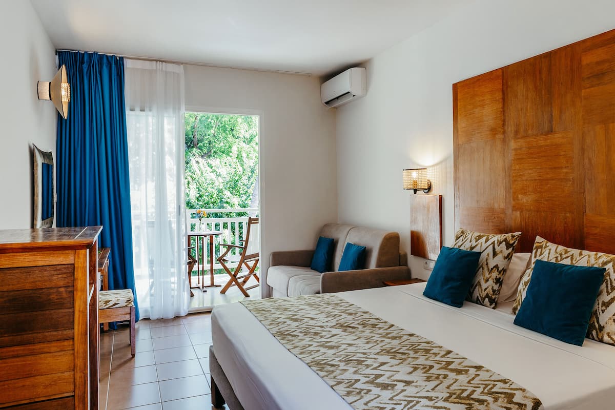 Habitación superior, 1 cama de matrimonio grande | Minibar, caja fuerte, escritorio y cortinas opacas