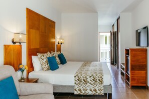 Minibar, in-room safe, desk, blackout drapes - Hotel Le Recif (Saint-Paul)