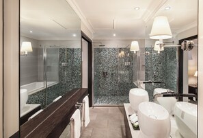 Suite junior, 1 cama de matrimonio grande | Baño | Ducha y bañera combinadas y bañera profunda