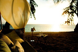 On the beach, white sand, sun-loungers, beach umbrellas - LUX* Saint Gilles (Saint-Paul)